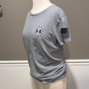 Under Armour Women's Gray Graphic Tee Size Small